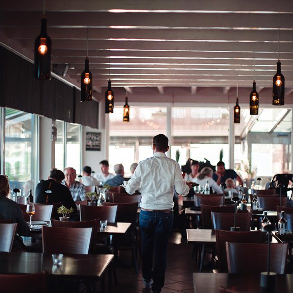 Bedienung der Gäste im Innenraum