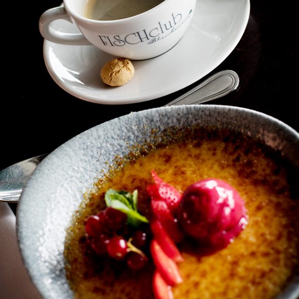 Dessert mit Erdbeeren und Kaffee