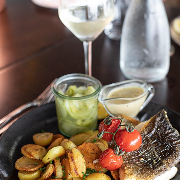 Fischgericht mit Röstkartoffeln