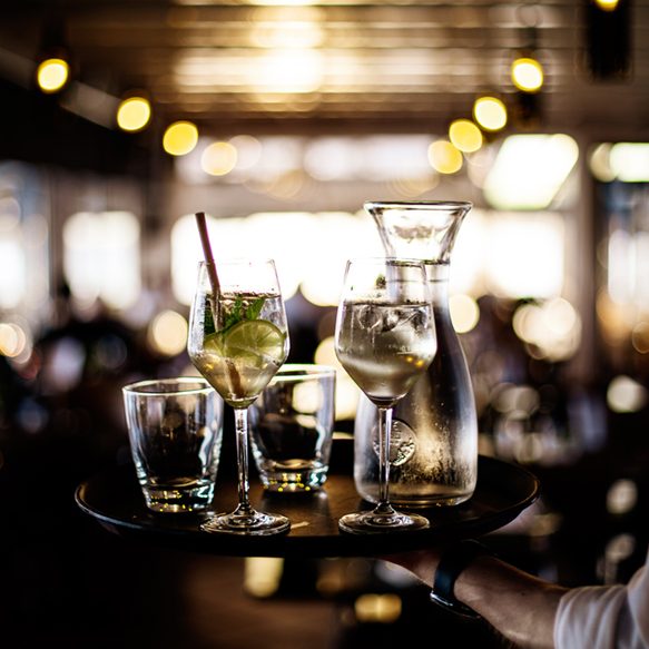 Kalte Getränke servieren