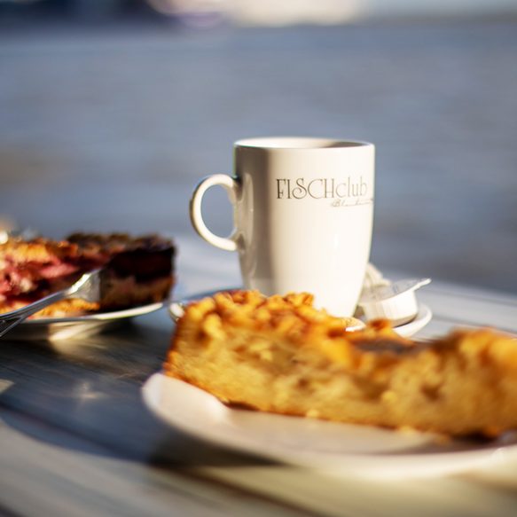 Kaffee und Kuchen auf der Terrasse