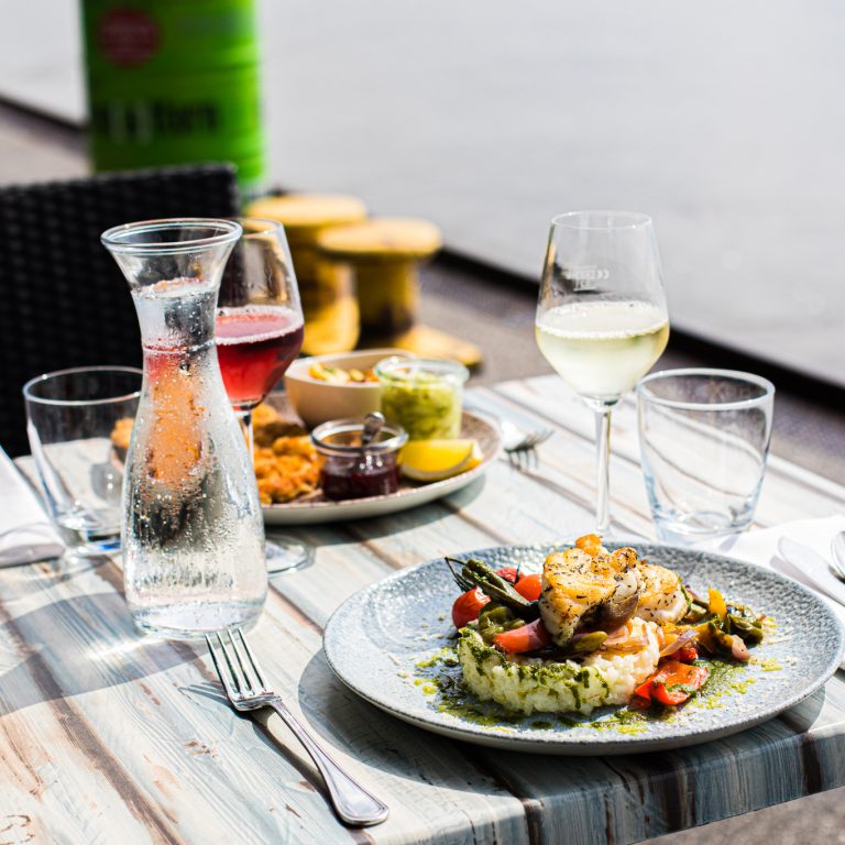 Fischgericht und Wein auf der Terrasse