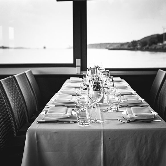 Tisch Innenraum Ausblick auf Elbe