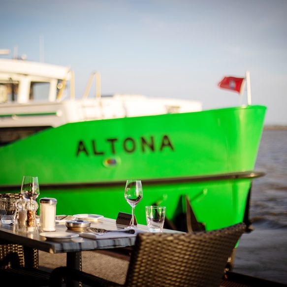 Außentisch im Hintergrund das Schiff Altona