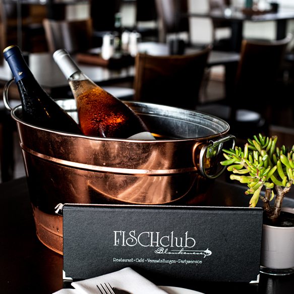 Weinflaschen und Speisekarte